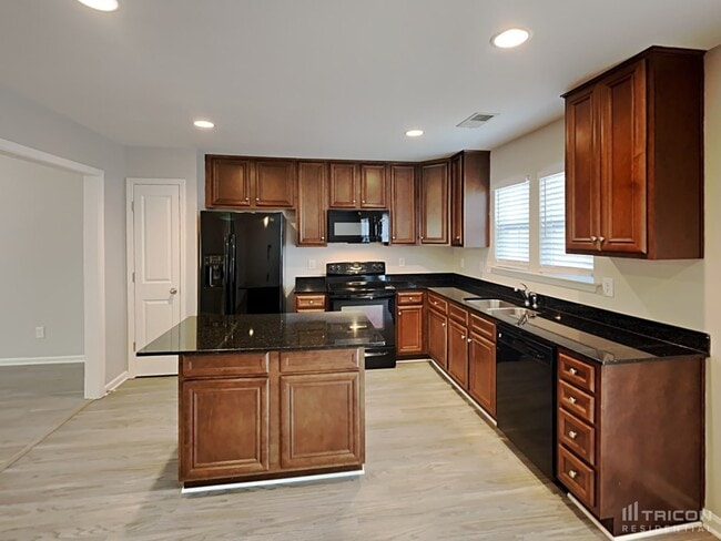 Building Photo - 453 Denman Loop