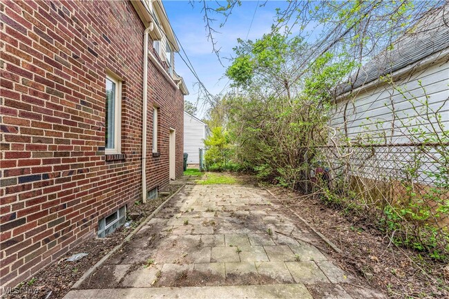 Building Photo - 141 E 206th St
