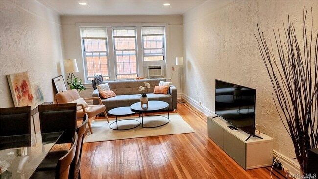 Building Photo - 4 Maple Dr