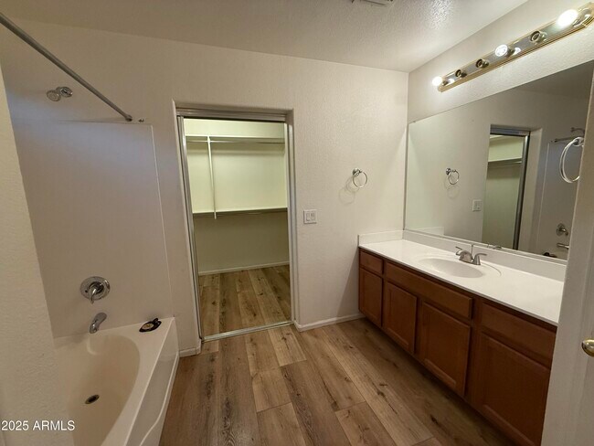 Building Photo - 2528 W Straight Arrow Ln