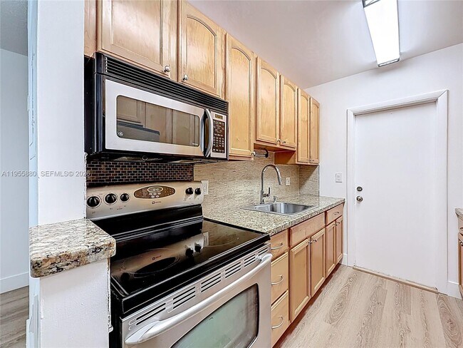 Building Photo - 2424 SE 17th St