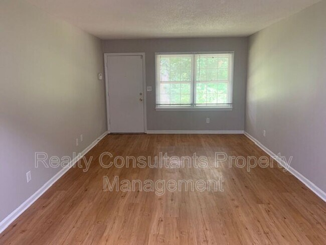 Building Photo - 1101 Robinhood Rd