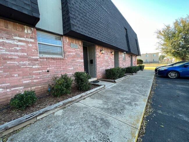 Building Photo - 1215 Lakecrest Dr