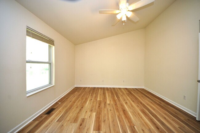 Building Photo - Beautiful Renovated 3 Bedroom 3 Bathroom i...