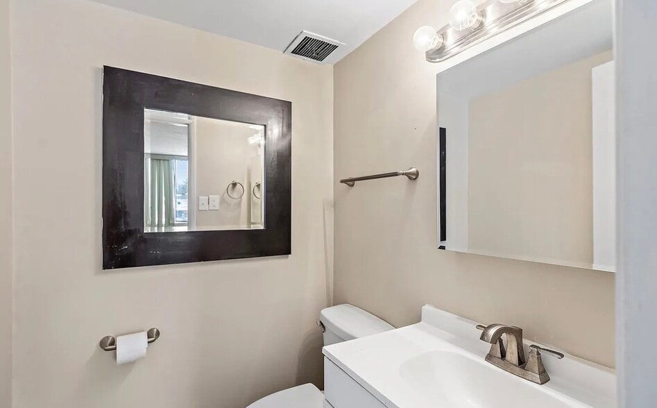 Building Photo - 1826 Metzerott Rd