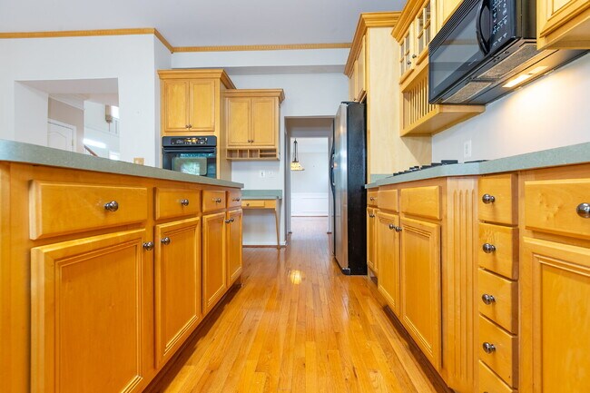 Building Photo - Spacious, Light-Filled Home in the Desirable Broadlands