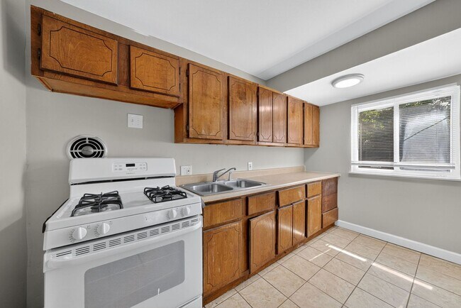 Building Photo - 10772 Spring Garden Dr