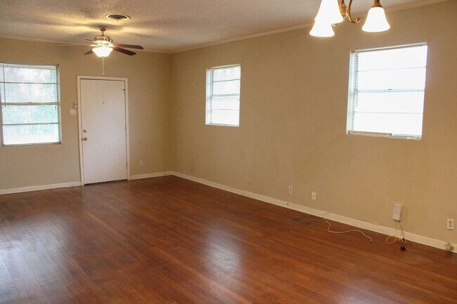 Building Photo - 3901 N New Braunfels Ave