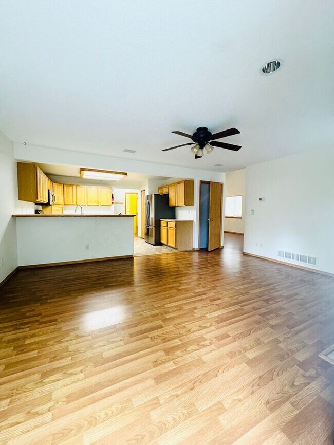 Building Photo - Gorgeous 5 Bedroom 3.5 Bath House with 3 c...