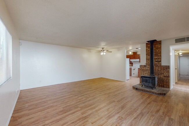 Building Photo - NE 1248/sf 3/BD 2/BA 1/CG