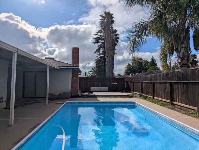 Building Photo - Nice home home offering nice amenities. Swimming pool + close to shopping and schools.