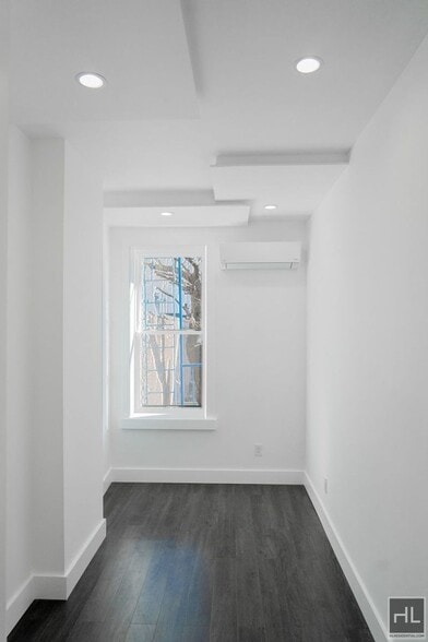 Building Photo - 5 AVENUE