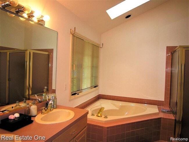 Building Photo - 4978 Somerton Dr