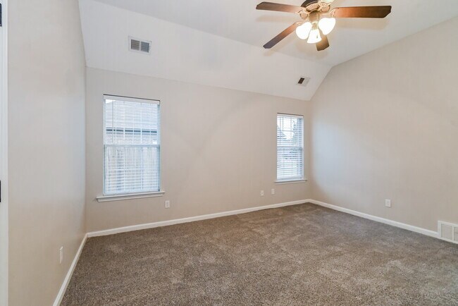 Building Photo - 87 Wren St