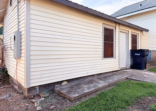 Building Photo - Studio in Main Town • All Utilities Included • Batesville