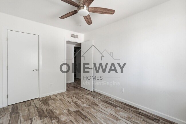 Building Photo - 1329 E Cholla St