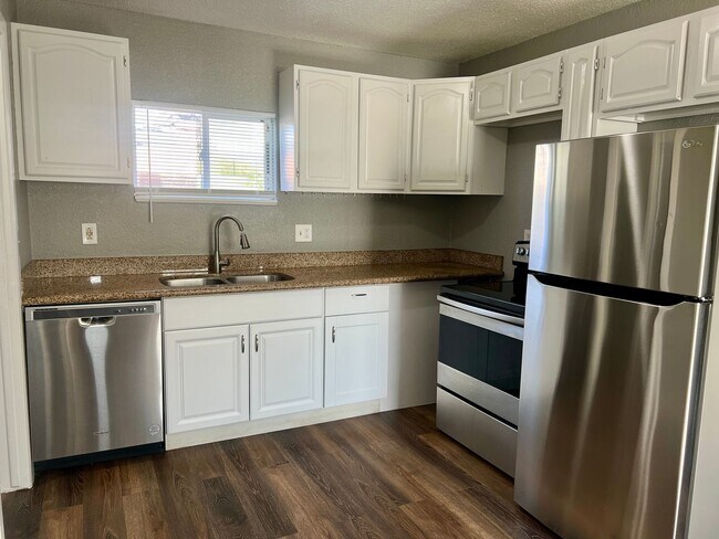 Building Photo - Backside Duplex in Park Hill Available!