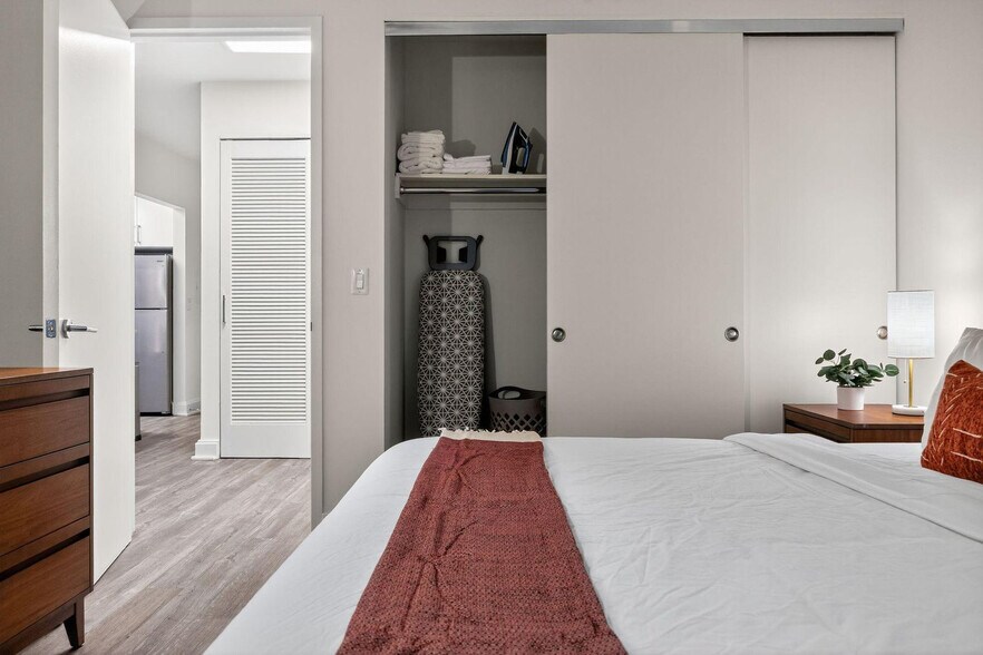 Building Photo - 10 Hanover Square