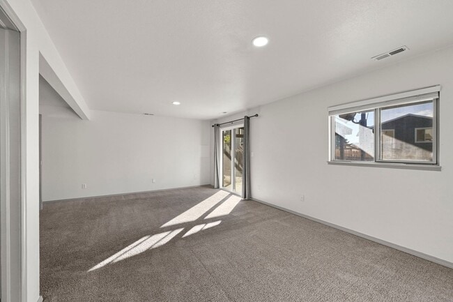 Building Photo - 330 Putnam Dr