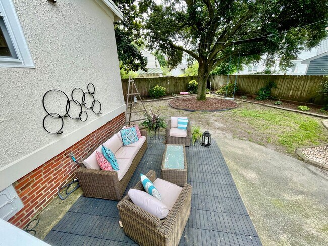 Building Photo - Charming Larchmont 4 Bedroom - 2 Sun Rooms...