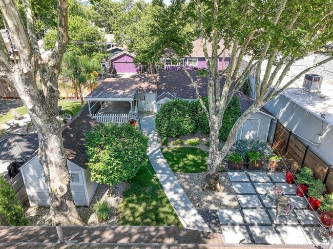 Building Photo - Beautiful vintage home