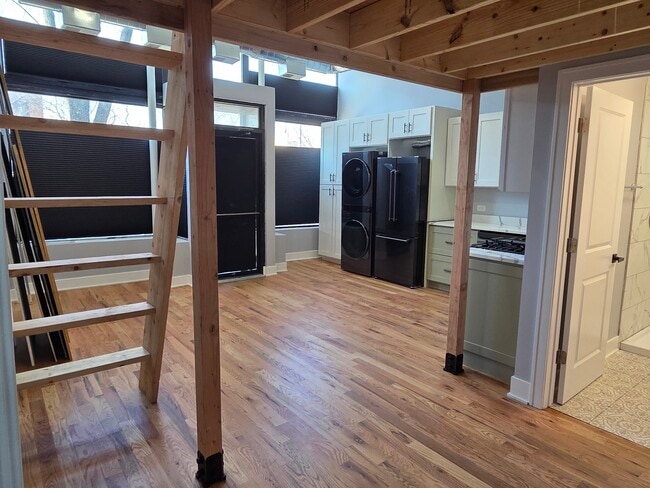 Building Photo - 831 S Western Ave