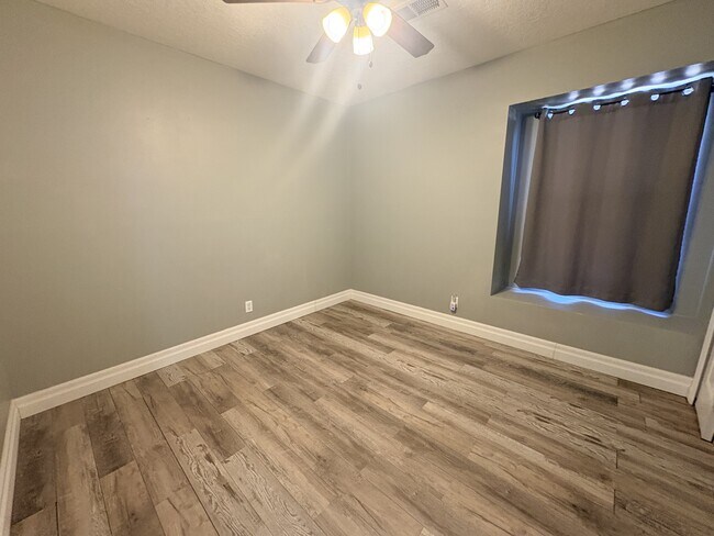 Building Photo - 4049 Montreal Loop NE