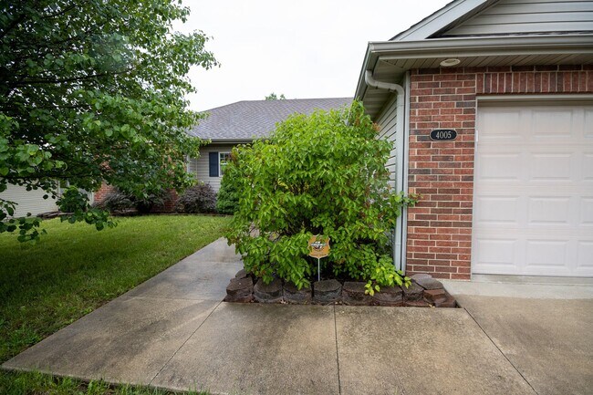 Building Photo - Stunning 3Bed/2BA Home with Dual Living Spaces/Garage