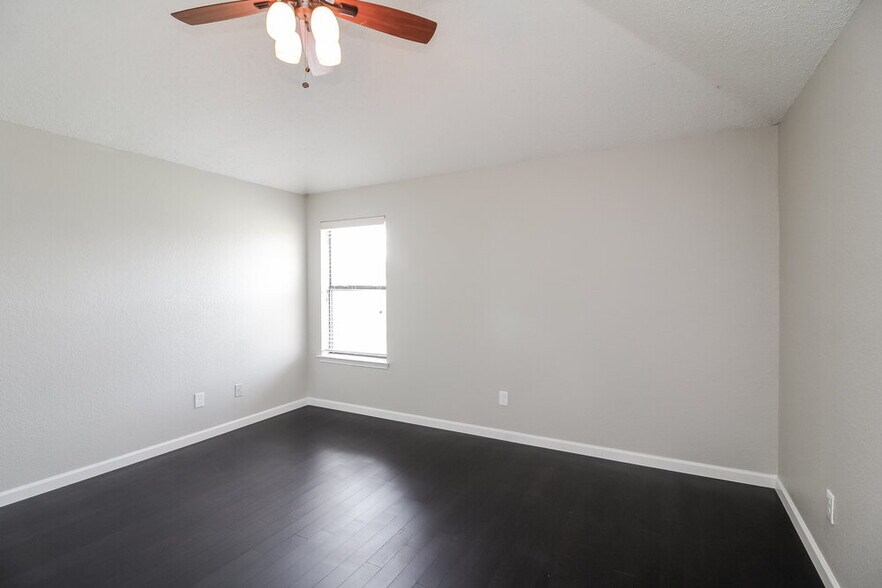 Building Photo - 936 Manor Dr