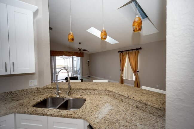 Building Photo - Davenport Pool house 4/2