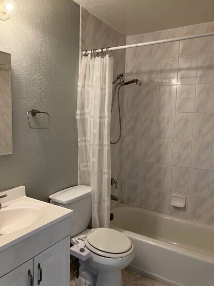 Building Photo - 945 40th St