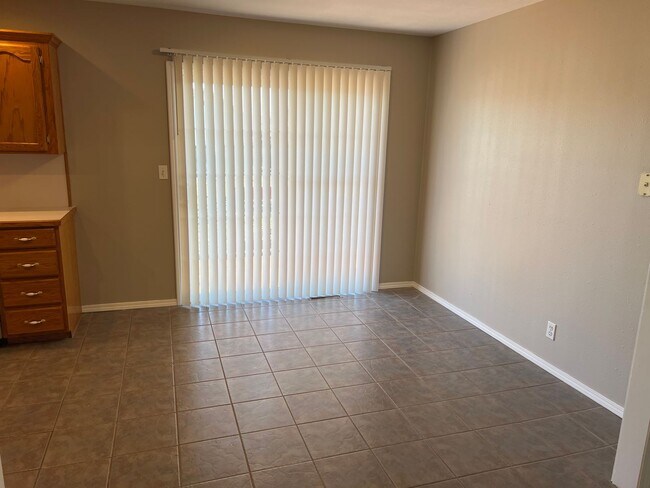 Building Photo - Republic Schools! 3 Bedrooms! 2 Baths! $1495