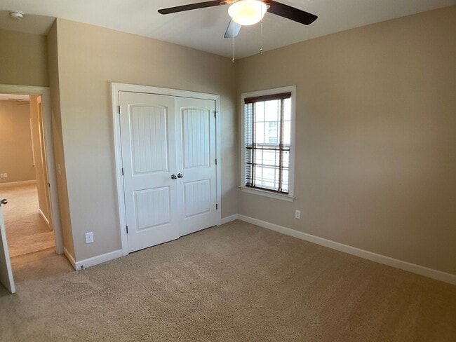 Building Photo - Absolutely Gorgeous and Spacious in Renais...