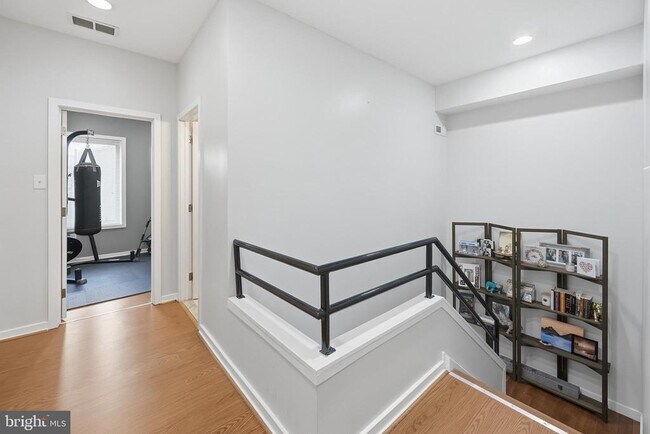 Building Photo - 2568 Collins St