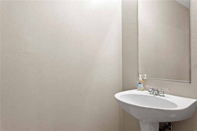 Building Photo - 3023 Pointeview Dr