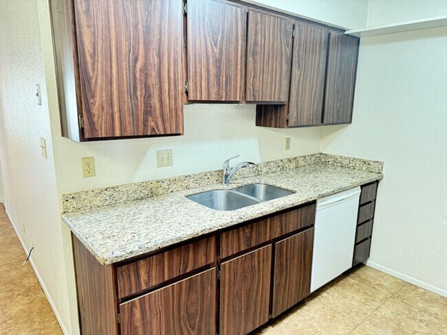 Building Photo - 2 Bedroom Chandler Condo Rental