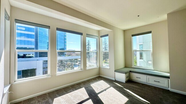 Building Photo - Stylish and Chic 2 Condo nestled in the Heart of Downtown!