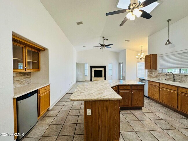 Building Photo - 2110 E Enrose Cir