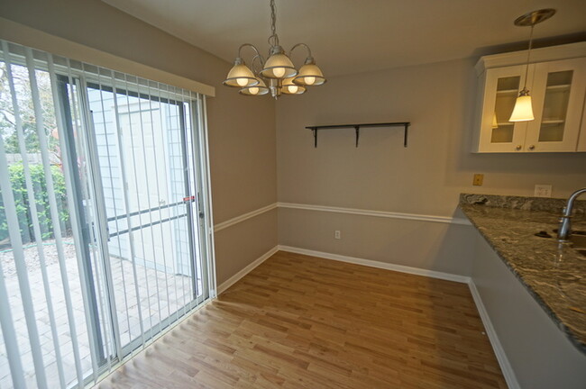 Building Photo - 2-Bedroom, 2 1/2-Bath, Gated South Tampa C...