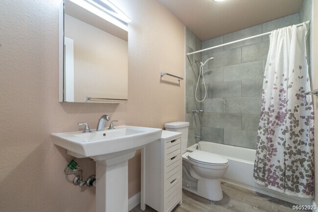 Building Photo - 1br/1ba/prkg Condo at Kumelewai Gardens