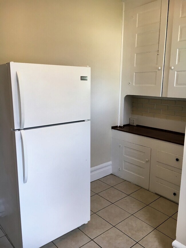 Building Photo - 431-433-433 E Tompkins St