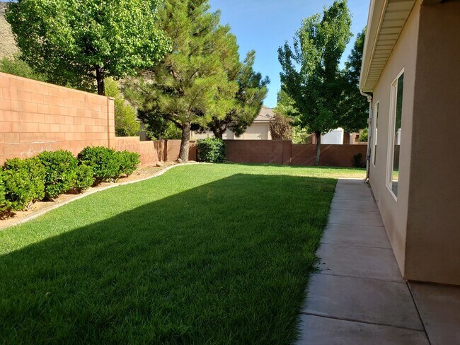Building Photo - Beautiful 4 bed 2 bath home with 3 car gar...