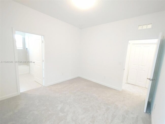 Building Photo - 400 SE Crossoak Ln