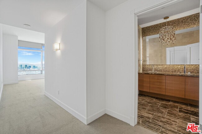 Building Photo - 900 W Olympic Blvd