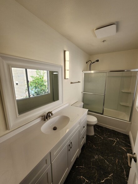 Building Photo - 420 Riverdale Dr