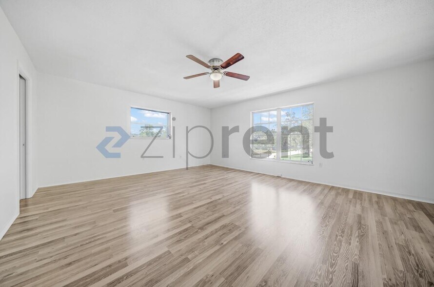 Building Photo - Unit 4