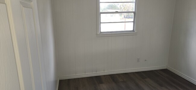 Building Photo - 205 Peninsula Rd