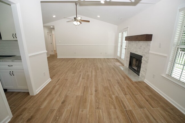 Building Photo - 210 Hayden Pl