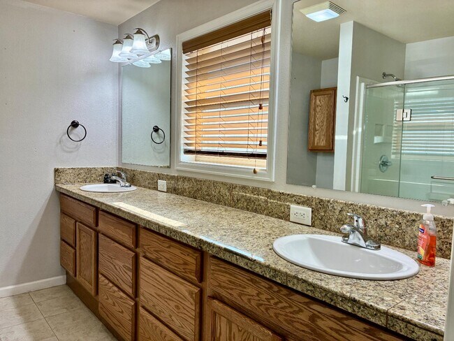 Building Photo - 1009 Forrest Dr