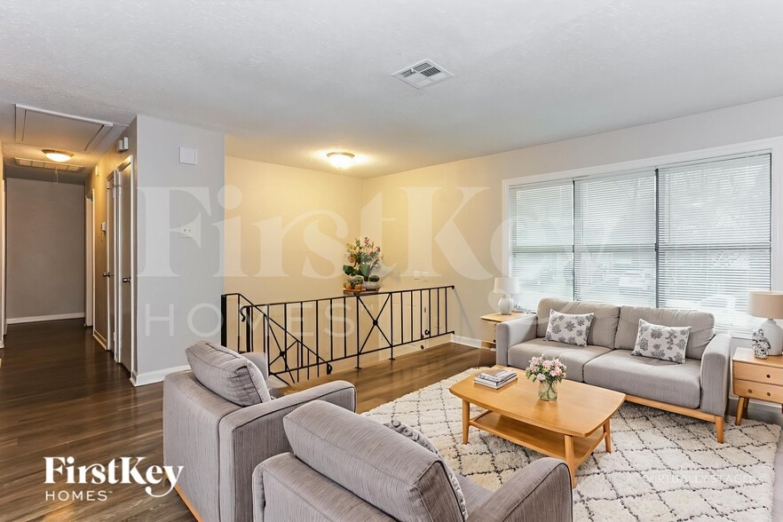 Building Photo - 917 Montclair Dr